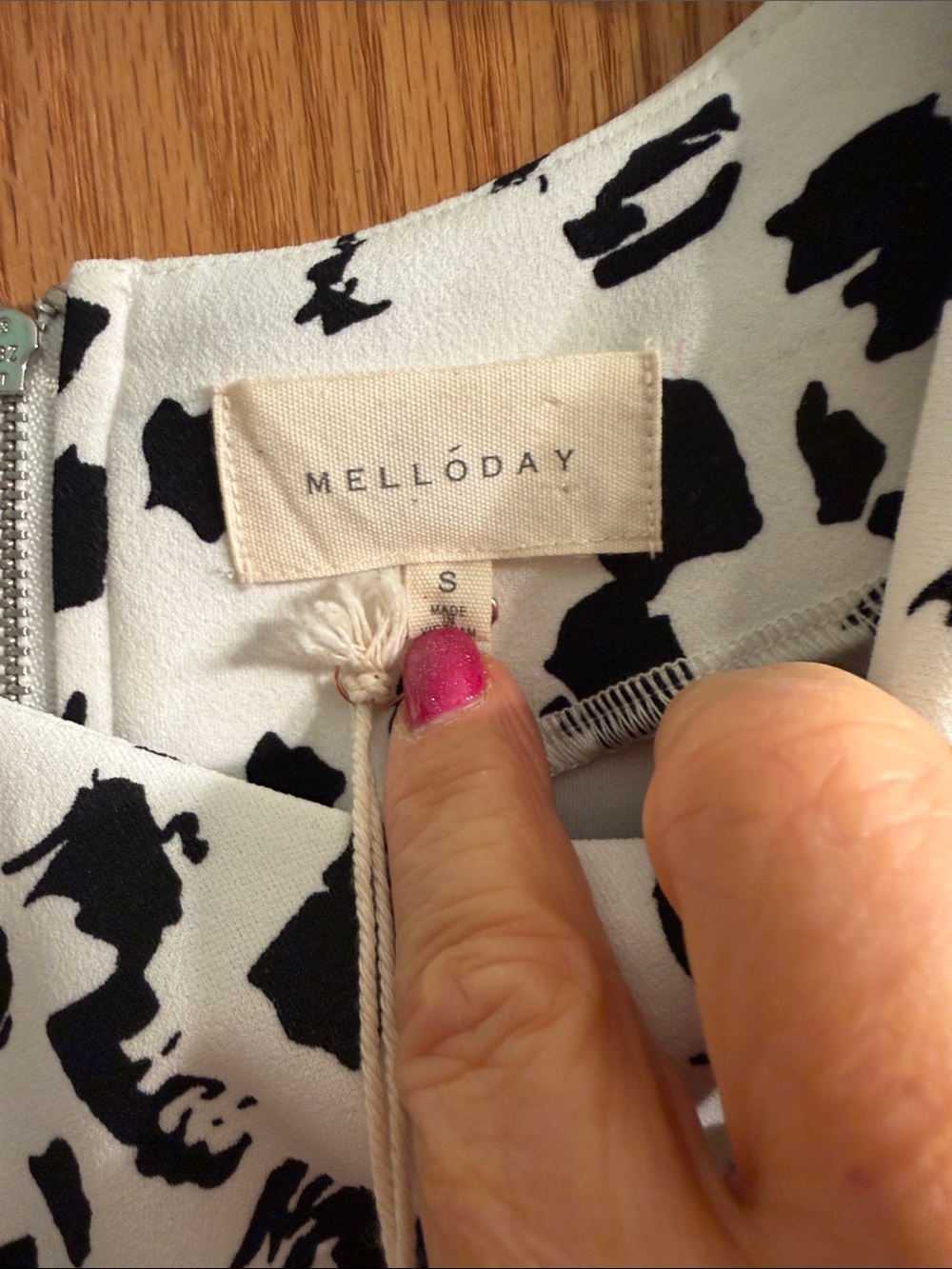 MELLODAY Black and White Abstract Spot Short Sleeve Top - Picture 2 of 5